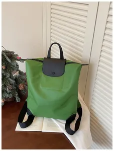 Zaino casual verde con patta nera, zainetto leggero in nylon da viaggio e per il lavoro quotidiano.
