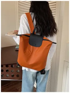 Zaino casual elegante per il commuting con manico superiore e patta per viaggi e uso quotidiano.