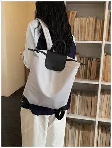 Vista dettagliata dello zaino casual, design leggero con manico superiore e patta.