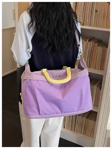 Grande borsa da viaggio capiente con elegante motivo a quadri viola e comoda tracolla.