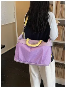 Grande borsa da viaggio viola a quadretti con manici gialli per brevi viaggi e palestra.