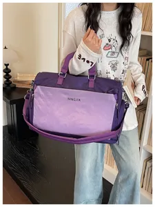 Grand sac de voyage de grande capacité avec poche à carreaux violets, sac de sport léger.