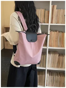 Zaino casual in nylon rosa con patta e manici in pelle nera ideale per l uso quotidiano.