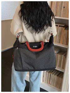 Grande borsa da viaggio con motivo a quadri bianco e nero e manici rossi per palestra sport.
