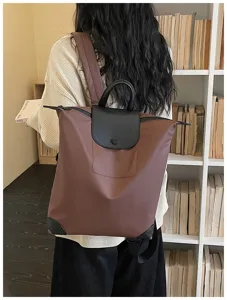 Zaino casual da commuter con elegante manico superiore e ampio spazio per viaggi quotidiani.