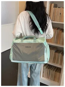 Grand sac de voyage cabine pour femme, sac de sport léger et pratique avec bandoulière réglable.