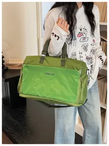 Grand sac de voyage vert pour femme, sac de sport imperméable léger pour week-end.