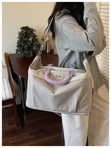 Grande borsa da viaggio capiente e leggera con tracolla ideale per lo sport e i brevi viaggi comodi.