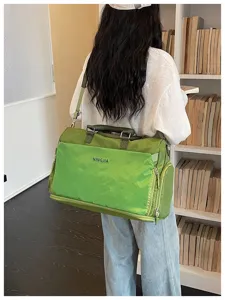 Grand sac de voyage cabine pour femme, sac de sport bandoulière pour courts séjours.