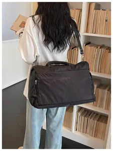 Grand sac de voyage étanche pour femme, sac week-end idéal pour les courts séjours et le sport.