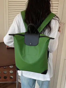 Zaino casual in nylon per viaggi con patta in pelle nera, leggero e pratico per le donne.