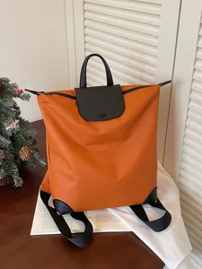 Zaino casual in nylon per il commuting con manico e ampio spazio interno per viaggi.