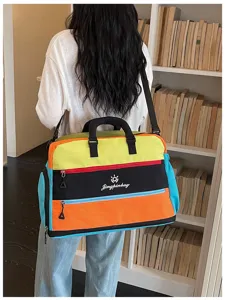 Große Reisetasche im bunten Dopamin-Design, ideal für Sport, Yoga und Reisen im Alltag.