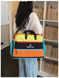 Detailaufnahme der bunten Dopamin Reisetasche mit Doppelgriffen, Farbblockdesign und Fronttasche.