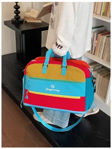 Dopamin Farbblock Reise-Tasche Detail mit lebendigem bunten Design und Schultergurt.