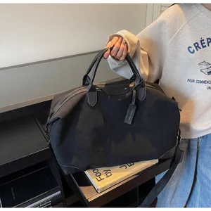 Borsa da viaggio nera per uomo e donna, grande borsone weekender per i vostri brevi viaggi.