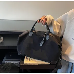 Borsa da viaggio nera weekend sportiva per uomo e donna molto leggera e portatile.