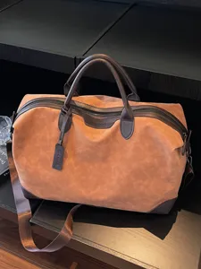 Spaziosa borsa da viaggio vintage con dettagli in marrone, leggera e molto comoda.
