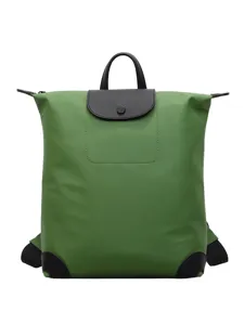 Zaino in nylon verde con patta in pelle nera, manico e angoli per il lavoro e il tempo libero.