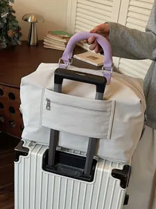 Grande borsa da viaggio morbida con manica per trolley e manici viola per brevi soggiorni.