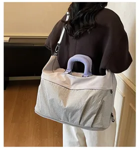 Gran bolsa de viaje deportiva con elegante patrón de rejilla, ligera y duradera para el gimnasio.