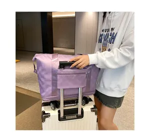Bolsas de viaje grandes a cuadros morados con funda para maleta y bolsillo.