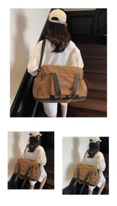Detailansicht der braunen großen Reisetasche mit Rückenansicht an der Innentreppe.