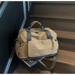 Nahaufnahme einer khakifarbenen Reisetasche auf Holztreppen mit großem Fassungsvermögen und Stoff.