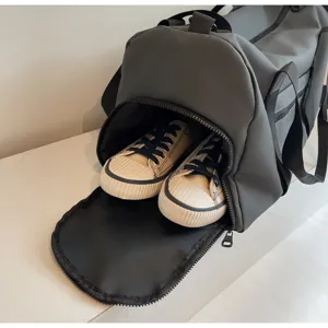 Grand sac de sport de voyage avec compartiment à chaussures séparé pour fitness et loisirs.
