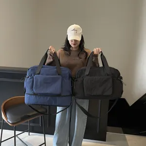Detailansicht der großen Reisetasche mit Fronttasche, robusten Griffen und Tragegurten.