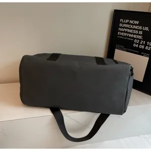 Détail de sac de voyage gris foncé, grand sac de sport et de fitness vue rapprochée.