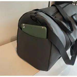 Vue détaillée du grand sac de voyage étanche avec poche latérale pour le sport et fitness.