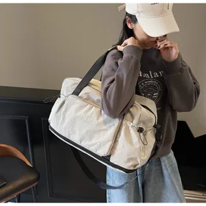Wasserdichte Reisetasche für Damen mit großer Kapazität und Nass-Trocken-Trennung.