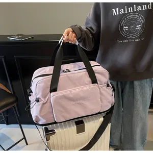 Leichte violette Reisetasche mit großem Fassungsvermögen und praktischer Fronttasche für Damen.