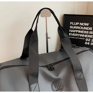 Grand sac de voyage de sport imperméable avec poignées noires durables et design fonctionnel.