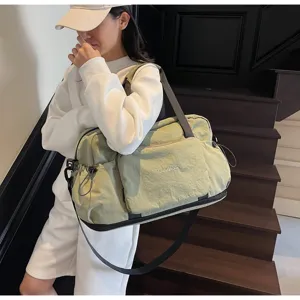 Detailansicht der grünen Reisetasche mit Fronttasche, robustem Material und praktischem Design.