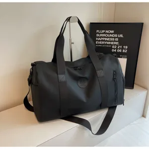Grand sac de voyage noir avec bandouliere pour le sport, le fitness et un usage quotidien.