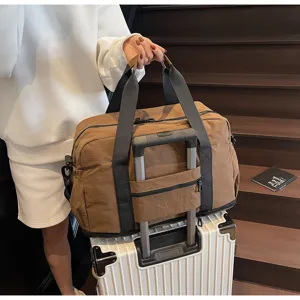 Reisetasche Detailansicht mit robustem Material, stabilen Griffen und Kofferhalterung.