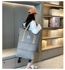 Gran bolsa de viaje con ruedas de gran capacidad, diseño a cuadros marrones para mujeres.