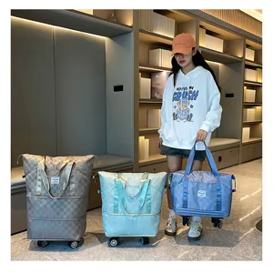 Vista detallada de bolsa de viaje grande con ruedas universales y diseño de gran capacidad.