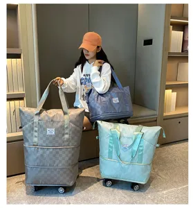 Gran bolsa de viaje con ruedas y diseño extensible para los viajes de las mujeres.