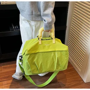 Gran bolsa de viaje y deportiva para hombre y mujer, equipaje ligero ideal para viajes cortos.