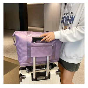 Gran bolsa de viaje tipo duffel con funda para maleta en patrón de cuadros morados.