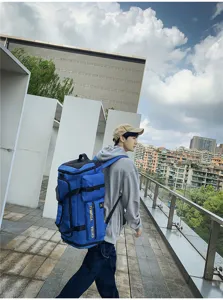 Grande zaino da viaggio blu per uomo e donna, dettaglio di borsa sportiva all'aperto.