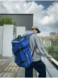 Dettaglio dello zaino da viaggio con grande capacità, tessuto blu resistente e tasche multiple.