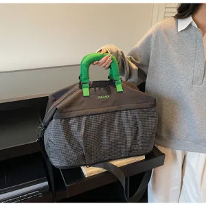 Gran bolsa de viaje a cuadros con asas verdes para viajes cortos y uso en el gimnasio.