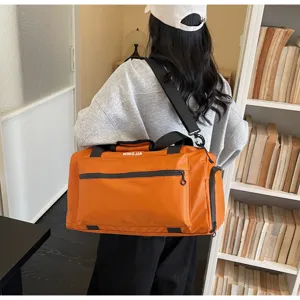 Grande bolsa de viaje naranja con correa para hombro, ideal para deportes y viajes cortos.