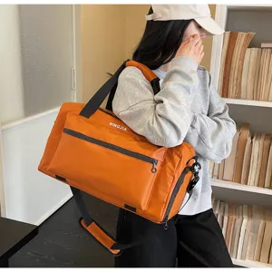 Vista detallada de bolsa de viaje naranja de gran capacidad, bolsa de deporte fitness con correa.