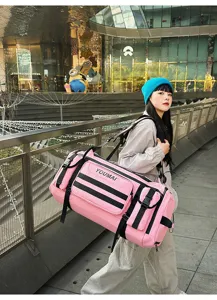 Große rosafarbene Outdoor Sport Reise Reisetasche und eine multifunctionale fitness rugzak voor onderweg.
