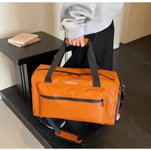 Gran bolsa de viaje naranja con correa para deporte, gimnasio y viajes de negocios.